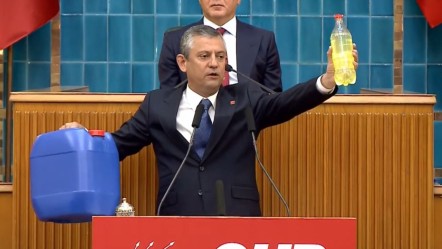 Özgür Özel kürsüye böyle çıktı! "Al sana 50 liralık mazot" - Gündem