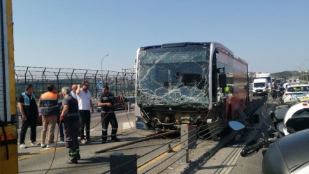 Metrobüs kazası Haliç Köprüsü'nü birbirine kattı! Bariyerler durdurdu - Gündem