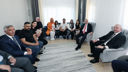 Cumhurbaşkanı Erdoğan ile Aliyev'den depremzede aileye ziyaret - Gündem
