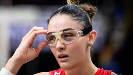 Zehra Güneş neden gözlük takıyor, gözüne ne oldu? Türkiye'nin voleybol maçı sırasında dikkat çekti - Haberler