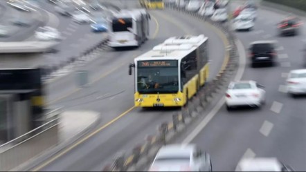Metrobüsten dumanlar yükseldi! Vatandaşlar yürümek zorunda kaldı - Yaşam