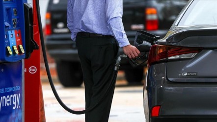 Petrol fiyatları zirveden döndü! Düşüş sürecek mi? ABD’li banka uyardı - Ekonomi