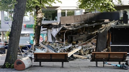 Raydan çıkan tramvay pizzacıya daldı! Çok sayıda yaralı var - Dünya