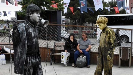 İlgi odağı oldular! İlk defa gördükleri sanatı kimi seyretti, kimi oyun oynadı - Yaşam