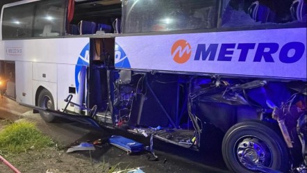 Sakarya'da yolcu otobüsü tıra çarptı! Çok sayıda yaralı var - 3. Sayfa