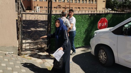 YKS'yi 1 dakikayla kaçırdı, ailesi gazetecilere isyan etti - Gündem