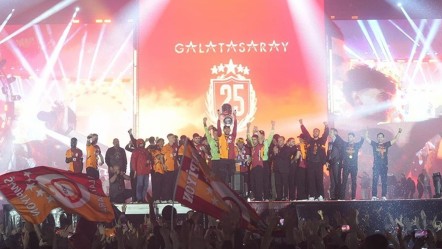 406 yıllık heykele ilk kez bir Türk takımı forması giydirilecek! Galatasaray'dan tarihi başarı - Spor