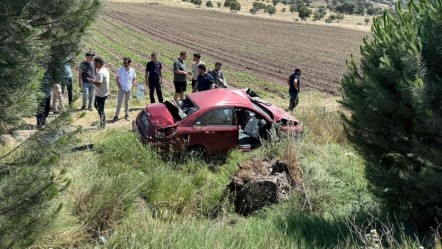 Balıkesir'de otomobil şarampole uçtu: 2 kişi yaralandı - 3. Sayfa