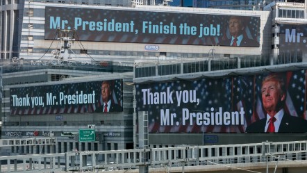 Tel Aviv'de 4 gün arayla iki farklı görüntü! Asılan Trump pankartı gündem oldu! - Gündem