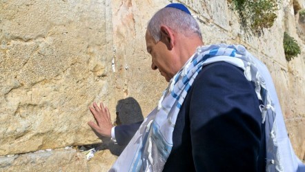 Ağlama Duvarı'nda giden Netanyahu, o isim için dua etti - Dünya