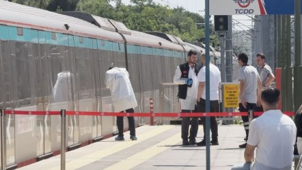 Marmaray'da intihar! Bir anda herkesin gözü önünde raylara atladı - 3. Sayfa