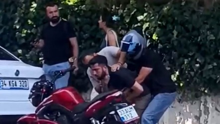 Yoldan geçen motosikletli hayat kurtardı! Ölümle burun buruna geldi, o anlar kamerada - 3. Sayfa