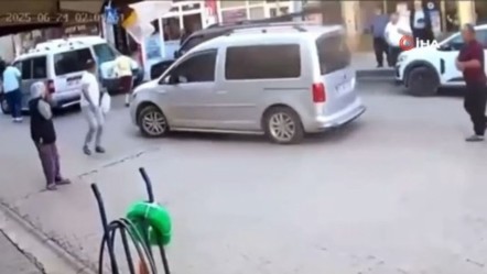 Adana'daki şiddetli deprem güvenlik kamerasına yansıdı! İnsanlar panikle kaçıştı - Gündem