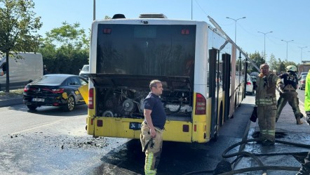 İETT otobüsü cadde ortasında alev alev yandı! - 3. Sayfa