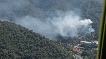 İzmir Narlıdere'de yangın! 3 uçak ve 4 helikopter müdahale ediyor - Yaşam