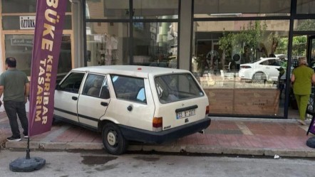 Mersin'deki kazalarda arabalar iş yerlerine daldı! - 3. Sayfa