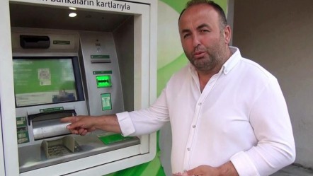 Para yatırmak için gittiği bankamatikte tomarla para buldu - Gündem