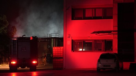 İzmir'de cam fabrikasında yangın! Ekipler söndürdü ama hasar büyük - Yaşam