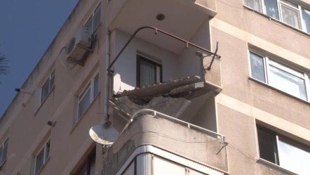 İstanbul'da yürekleri ağza getiren görüntü! 9 katlı binada balkon çöktü - 3. Sayfa