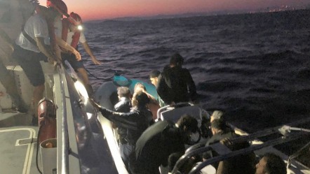İzmir'de denizin ortasında 9'u çocuk 30 düzensiz göçmen kurtarıldı - 3. Sayfa