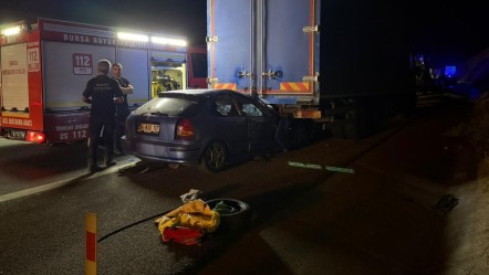 Bursa'da otomobil kamyonun altına girdi! 1 ölü, 1 ağır yaralı - 3. Sayfa