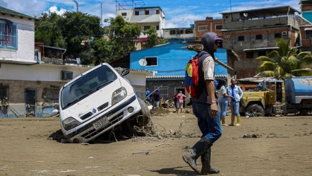 Venezuela sele teslim! Binlerce kişi tahliye edildi - Dünya