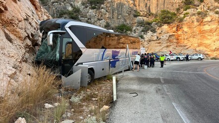 Antalya'da feci kaza! Yolcu otobüsü kayalıklara çarptı, bilanço ağır - yasam