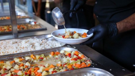 4 çeşit yemek 90 liradan satışta... Yeni açıldı, vatandaşlar akın ediyor! - Ekonomi