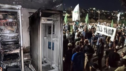 Yerleşimciler Tel Aviv'de askeri üssü ateşe verdi! - Dünya