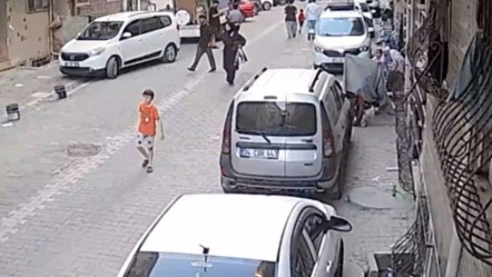 Yolda yürürken sinsice yaklaştı! Telefonu çalıp kayıplara karıştı - Gündem
