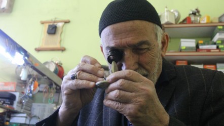 57 yıldır bu işi yapıyor! 20 metrekarelik dükkanda yarım asırdır zamana meydan okuyor - Ekonomi