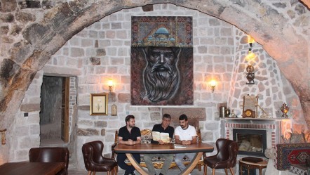 Ünlü ismi gören fotoğraf çektiriyor! Mimar Sinan halısı ilgi odağı oldu - Yaşam