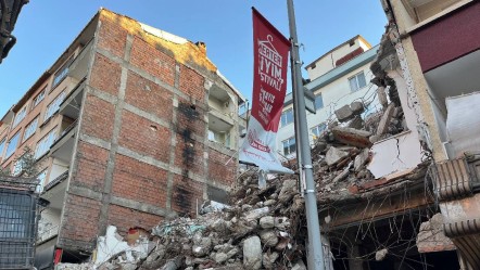 Güngören’de yıkım şoku! Banyosu açıkta kalan dairede ünlü oyuncunun yaşadığı ortaya çıktı... - Magazin