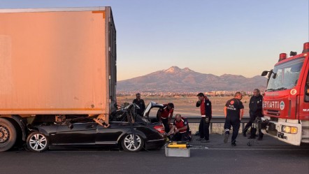 Kayseri'de kaza! Tıra çarpan otomobilin sürücüsü canından oldu - 3. Sayfa