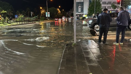 Sağanak sele neden oldu, ilçeyi su bastı! - Yaşam