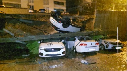 Samsun'u sağanak vurdu! Sel suları duvarı yıktı, arabalar altında kaldı - 3. Sayfa