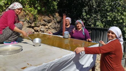 Bir ilçenin geçim kaynağı! Kadınlar binbir zorlukla üretiyor, kazanlar kaynıyor - Ekonomi