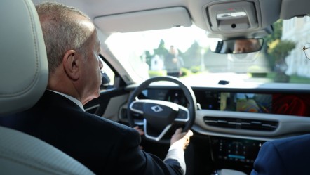 Cumhurbaşkanı Erdoğan, Togg'un yeni sedan modeli T10F'yi test etti - Gündem