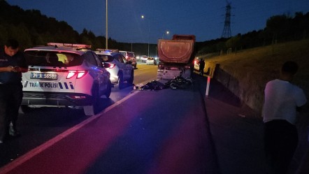 İstanbul'da feci kaza: Emniyet şeridindeki kamyona çarpan motosikletli can verdi - 3. Sayfa