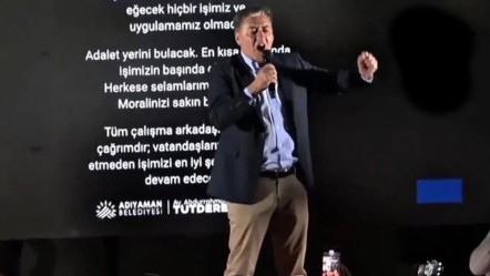 CHP'li Murat Emir protesto mitinginde konuşma yaptığı sahneden düştü! - Gündem
