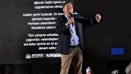 CHP'li Murat Emir protesto mitinginde konuşma yaptığı sahneden düştü! - Gündem