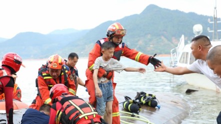 Çin’in Hunan eyaletinde tur teknesi alabora oldu! Çok sayıda ölü var - Dünya