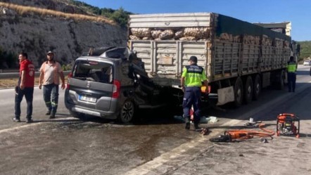 Mersin'de katliam gibi kaza! Otomobil tırın altına girdi, 5 ölü var - 3. Sayfa