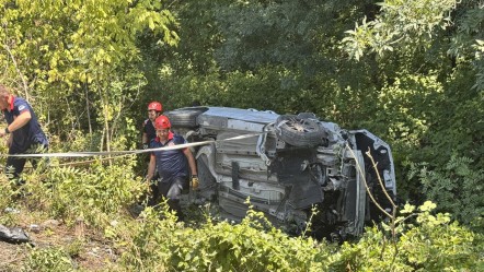 Otoyolda şarampole devrilen otomobilde can pazarı! Yaralılar var - 3. Sayfa