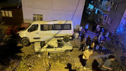 Adana'da sıra dışı kaza! Park halindeki minibüs, otomobilin üzerine düştü - 3. Sayfa