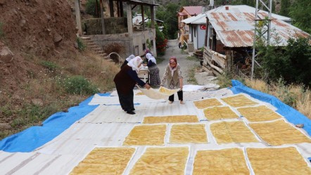 Dev kazanlar damak çatlatan lezzet için kaynadı! 2 gün kurutulup sofralardaki yerini alacak - Yaşam