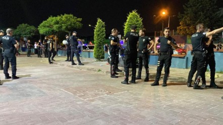 Gelin ve damadın yakınları oyun havası yüzünden birbirine girdi! Salona çevik kuvvet girdi: 25 gözaltı - 3. Sayfa