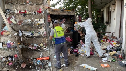 Kötü koku tüm sokağı kapladı, komşular dayanamadı! Çöp evden büyük dram çıktı - Yaşam