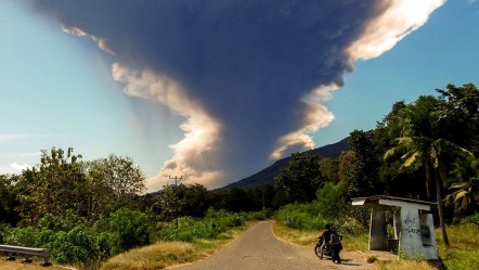 Lewotobi Laki-Laki Yanardağı'nda patlama! 18 kilometre yükseğe kül püskürdü - Dünya