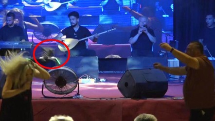 Sahnede talihsiz kaza! TRT sanatçısının kafasına dron çarptı: Ehliyetini alın - Yaşam